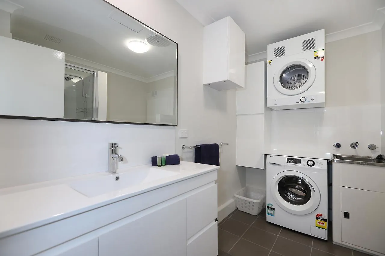 West Beach Lagoon 218 - Outstanding Value! بيرث